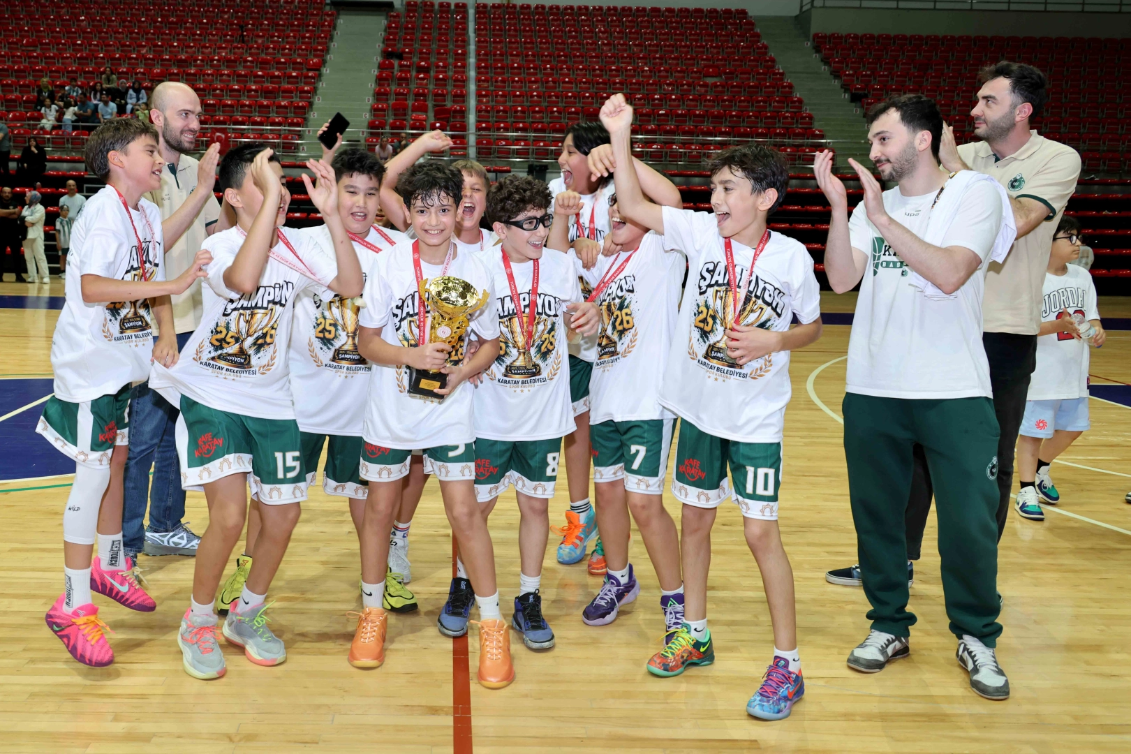 Karatay Belediyespor U12 A Takımı Konya Şampiyonu kupasıyla poz veriyor.