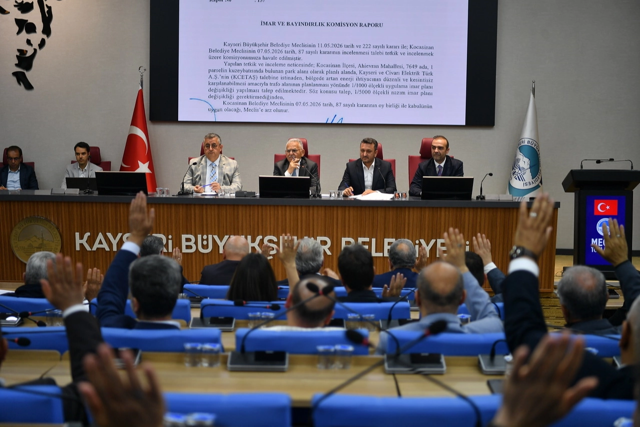 Kayseri Büyükşehir Belediye Meclisi'nin 2025 Mali Yılı Bütçe Kesin Hesabı'nı kabul ettiği toplantıdan bir kesit