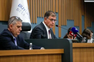 İzmir Büyükşehir Belediye Başkanı Cemil Tugay açıklama yapıyor
