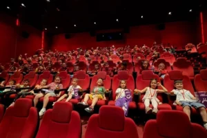 Denizli'de 'Büyük Küçük El Ele Sinemadan Yemeğe' projesi kapsamında sinemada eğlenen çocuklar