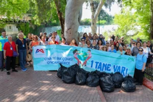 Mersin'de Dünya Çevre Haftası kapsamında Tarsus mesire alanlarında vatandaşlar tarafından yapılan çevre temizliği etkinliği