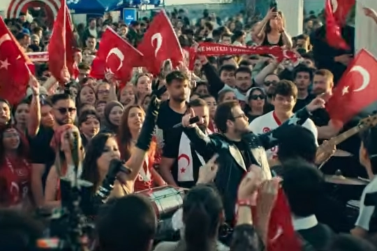 Murat Dalkılıç, Afra ve Can Atayılmaz'ın A Milli Takım için hazırladığı 'BİR' şarkısının klibinden bir kesit.