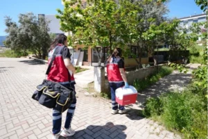 Denizli Büyükşehir Belediyesi'nin HPV aşısı desteği programı kapsamında genç erkeklerin de aşılandığını gösteren görsel.