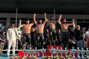 Kocaeli Kağıtspor güreşçileri Bükreş'te altın madalya kazandı.