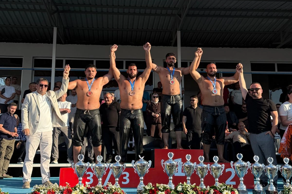 Kocaeli Kağıtspor güreşçileri Bükreş'te altın madalya kazandı.