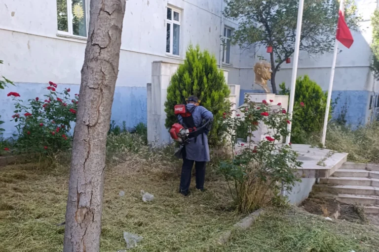 Edirne Kurtuluş İlkokulu bahçesindeki yabani otlar ve Okul Aile Birliği'nin temizlik çalışması