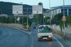 Maltepe Belediyesi ekipleri tarafından gerçekleştirilen sokak ilaçlama çalışması