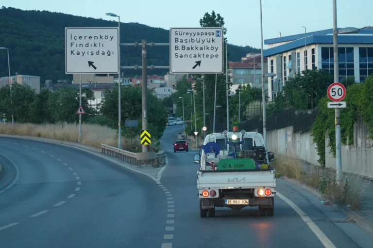 Maltepe Belediyesi ekipleri tarafından gerçekleştirilen sokak ilaçlama çalışması