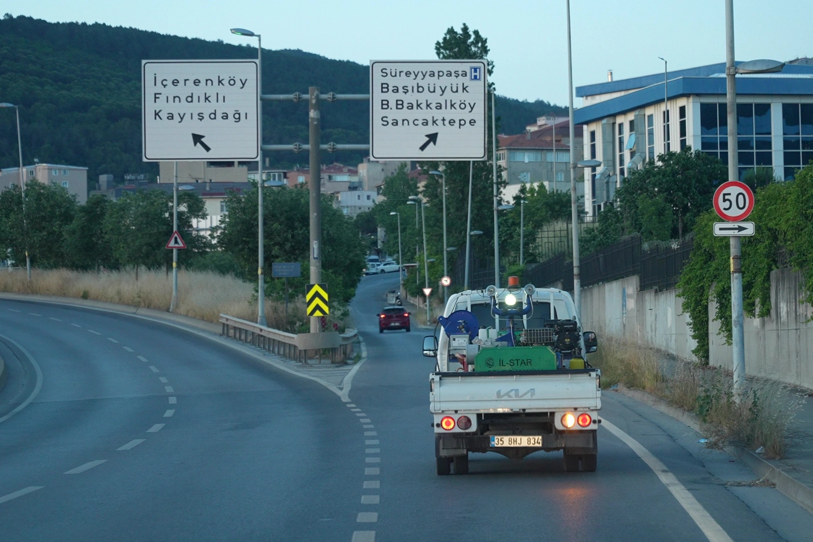 Maltepe Belediyesi ekipleri tarafından gerçekleştirilen sokak ilaçlama çalışması