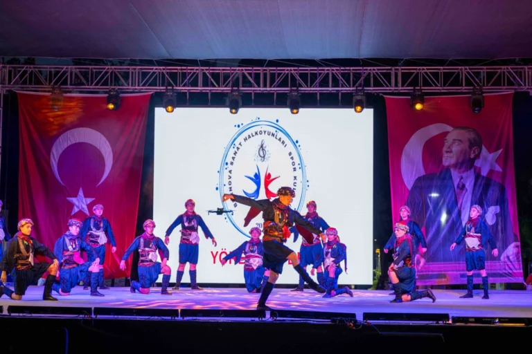 Bornova 5. Halk Dansları Festivali kapsamında kaşık oyunları ve Yörük-Türkmen kültürü tanıtıldı.