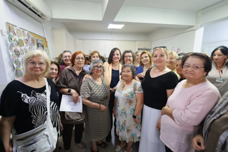 Karabağlar Belediyesi Nokta İleri Yaş Alma Merkezi'nin dönem sonu etkinliğinde katılımcılar ve protokol üyeleri bir arada.