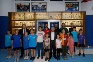 Kayseri Büyükşehir Belediye Başkanı Dr. Memduh Büyükkılıç, masa tenisi salonunda genç sporcularla bir araya geldi.