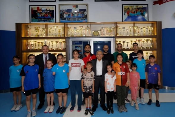 Kayseri Büyükşehir Belediye Başkanı Dr. Memduh Büyükkılıç, masa tenisi salonunda genç sporcularla bir araya geldi.