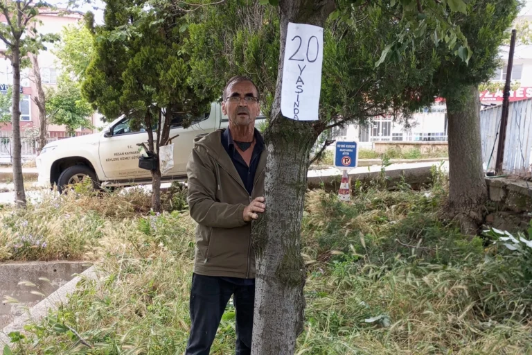 Keşan'da Önkal Kılavuz'un yıllar önce diktiği ıhlamur ağaçlarına kendi eliyle bakım yaparken çekilmiş fotoğrafı