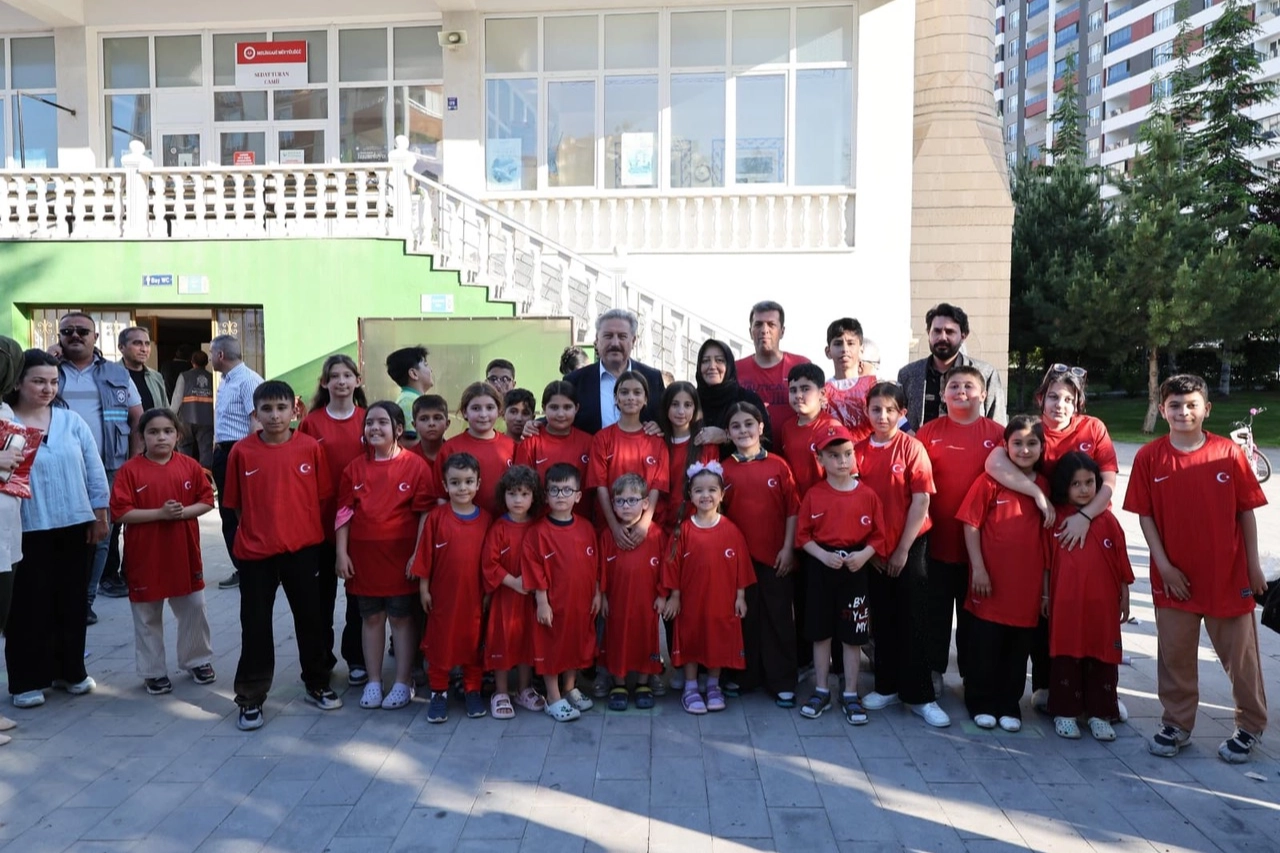 Melikgazi Belediye Başkanı Mustafa Palancıoğlu, Bahçelievler Mahallesi'nde vatandaşlarla bir araya geldi.
