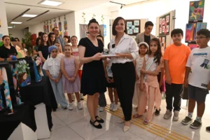 Karabağlar'da düzenlenen sanat kursları kapanış etkinliği, çocukların resim sergisi ve koro dinletisi ile sona erdi.