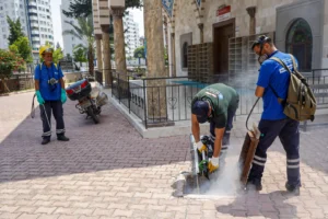Antalya'da cami ve park gibi toplu kullanım alanlarında ilaçlama çalışması