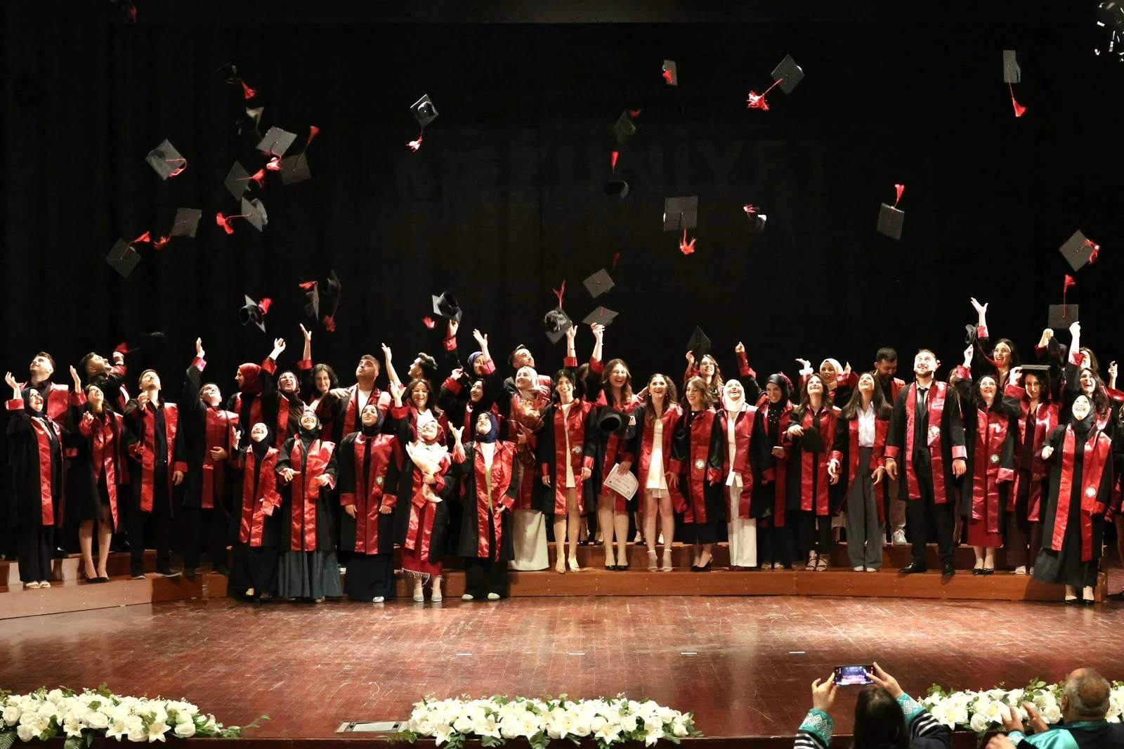 Artvin Çoruh Üniversitesi mezuniyet töreni coşkusu ve mezun olan öğrenciler