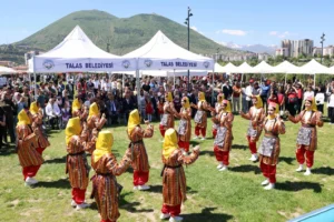 Talas'ta düzenlenen 'Atıktan Sanata' çevre şenliğinde geri dönüşüm malzemelerinden yapılan sanat eserleri sergilendi