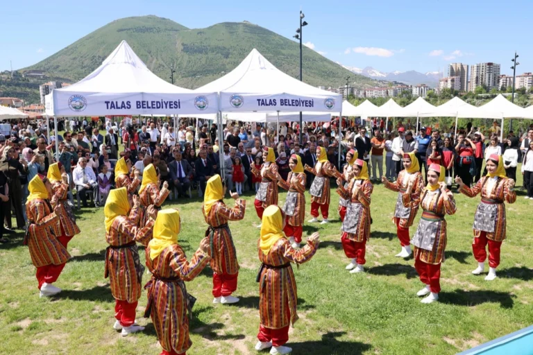 Talas'ta düzenlenen 'Atıktan Sanata' çevre şenliğinde geri dönüşüm malzemelerinden yapılan sanat eserleri sergilendi