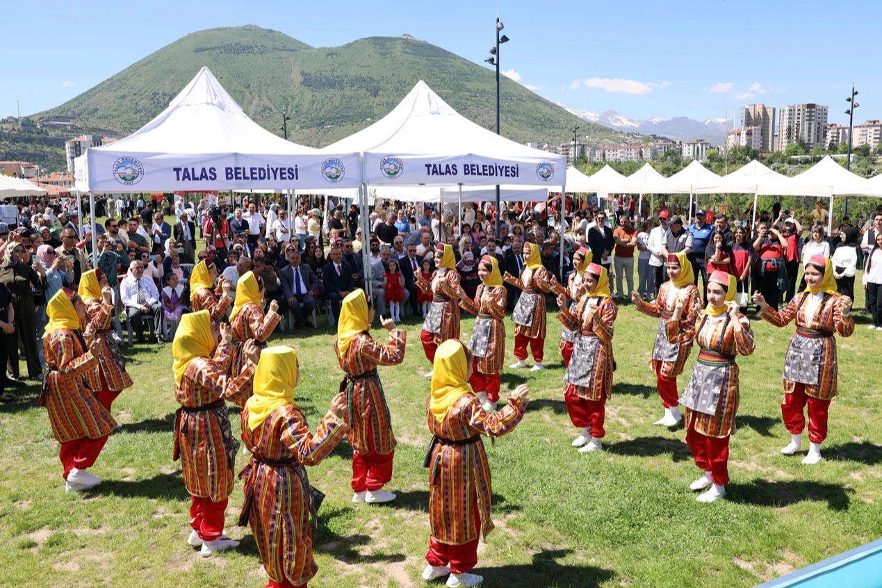 Talas'ta düzenlenen 'Atıktan Sanata' çevre şenliğinde geri dönüşüm malzemelerinden yapılan sanat eserleri sergilendi