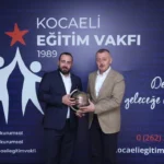 Kocaeli Büyükşehir Belediye Başkanı Tahir Büyükakın, Kocaeli Eğitim Vakfı'nı ziyaret etti.