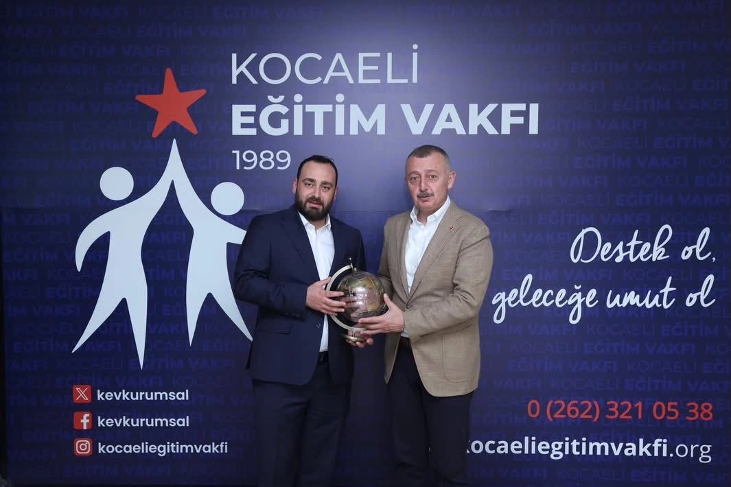 Kocaeli Büyükşehir Belediye Başkanı Tahir Büyükakın, Kocaeli Eğitim Vakfı'nı ziyaret etti.