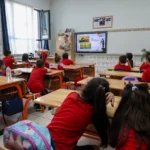 Sakarya'da SASKİ tarafından ilkokul öğrencilerine su tasarrufu eğitimi veriliyor, öğrencilere 'Su Müfettişi' rozeti takılıyor.