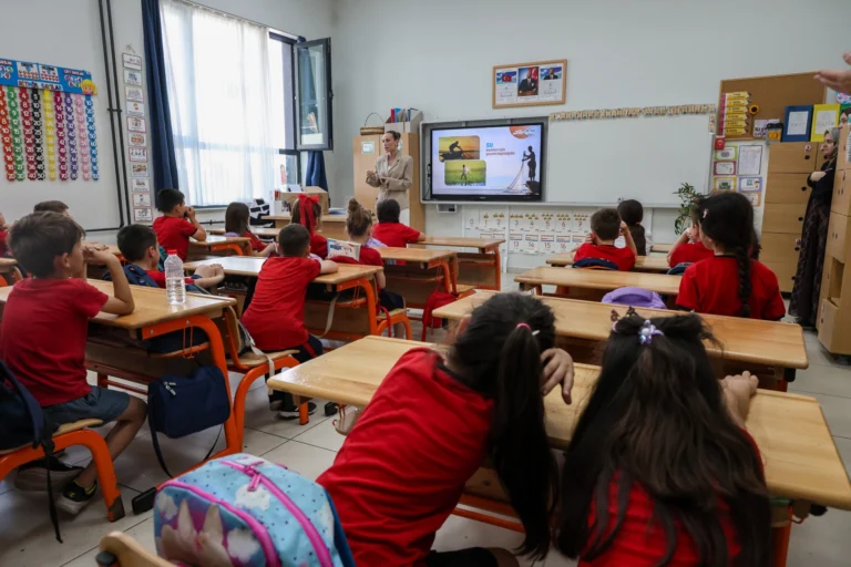 Sakarya'da SASKİ tarafından ilkokul öğrencilerine su tasarrufu eğitimi veriliyor, öğrencilere 'Su Müfettişi' rozeti takılıyor.