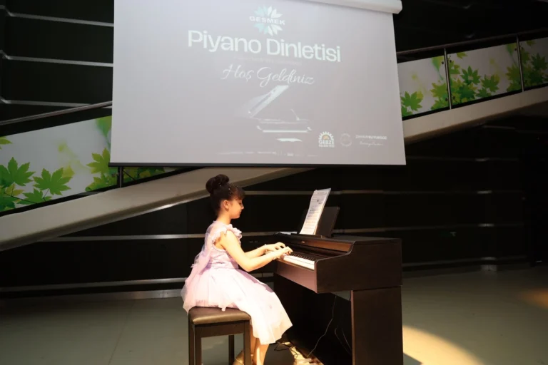 Kocaeli GESMEK piyano kursiyerlerinin sahne aldığı dinletiden genel plan