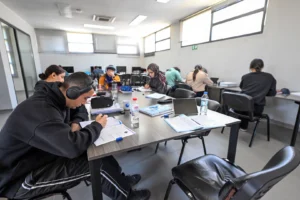 Mersin'de öğrencilerin ders çalıştığı modern bir okuma salonu