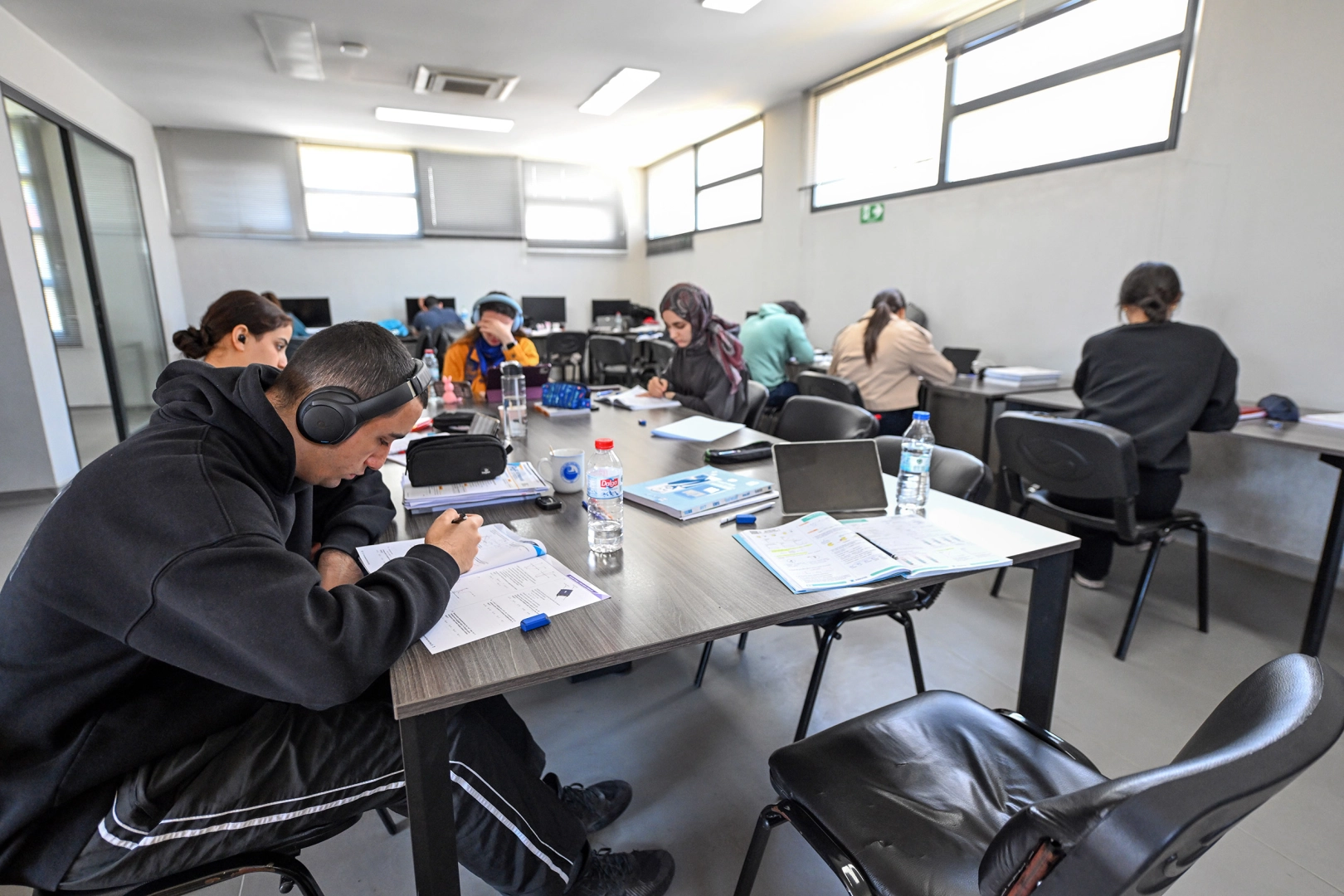 Mersin'de öğrencilerin ders çalıştığı modern bir okuma salonu