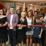 İzmir Bornova'da Uğur Mumcu Kültür ve Sanat Merkezi'nde açılan 'Biz' karma resim sergisinden bir görünüm.