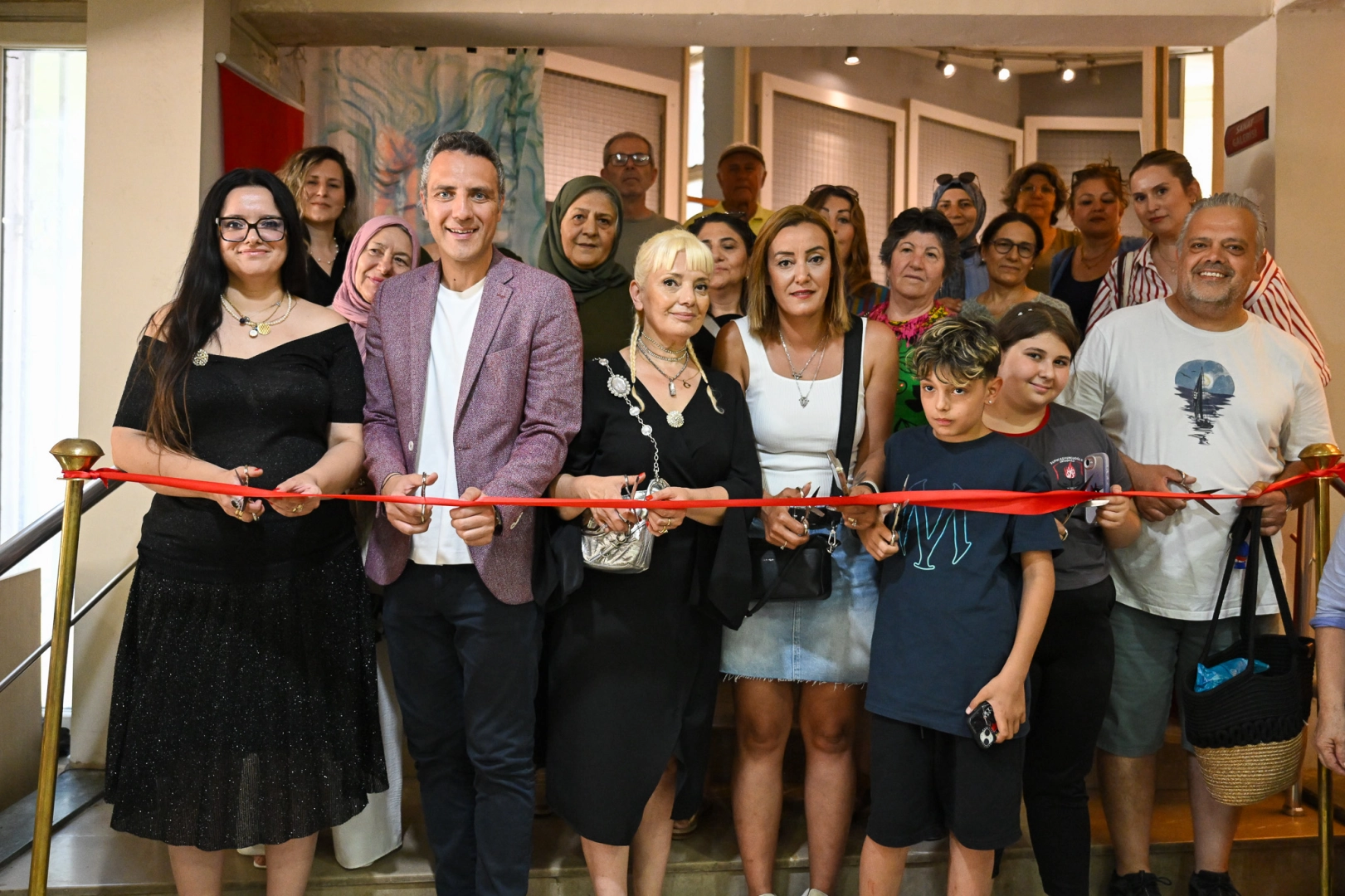 İzmir Bornova'da Uğur Mumcu Kültür ve Sanat Merkezi'nde açılan 'Biz' karma resim sergisinden bir görünüm.