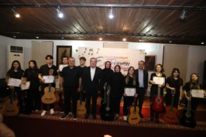 İnegöl'de gitar kursunu tamamlayan kursiyerlere sertifikaları verildi