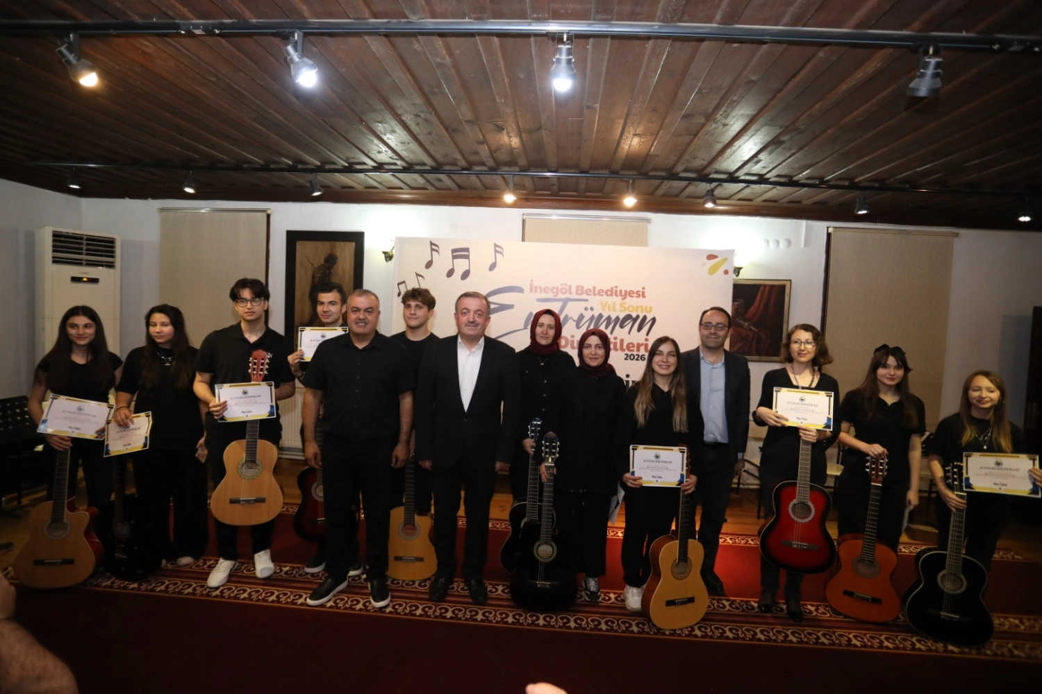 İnegöl'de gitar kursunu tamamlayan kursiyerlere sertifikaları verildi