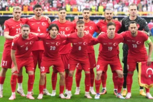 Kayseri Büyükşehir Belediyesi tarafından Recep Tayyip Erdoğan Millet Bahçesi'nde kurulan dev ekranda milli maç coşkusu yaşayan vatandaşlar