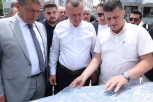 Kocaeli Büyükşehir Belediye Başkanı Tahir Büyükakın, Karamürsel'deki altyapı çalışmalarını inceliyor.