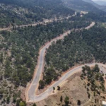 Mersin Büyükşehir Belediyesi'nin Gülnar ilçesindeki yol genişletme çalışmasından bir görünüm