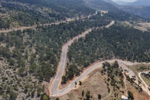 Mersin Büyükşehir Belediyesi'nin Gülnar ilçesindeki yol genişletme çalışmasından bir görünüm