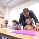 İzmir'de Sosyal Hizmet Etkinlik Merkezleri'nde 2026-2027 dönemi için çocuk kayıt başvurularının başladığını gösteren görsel.