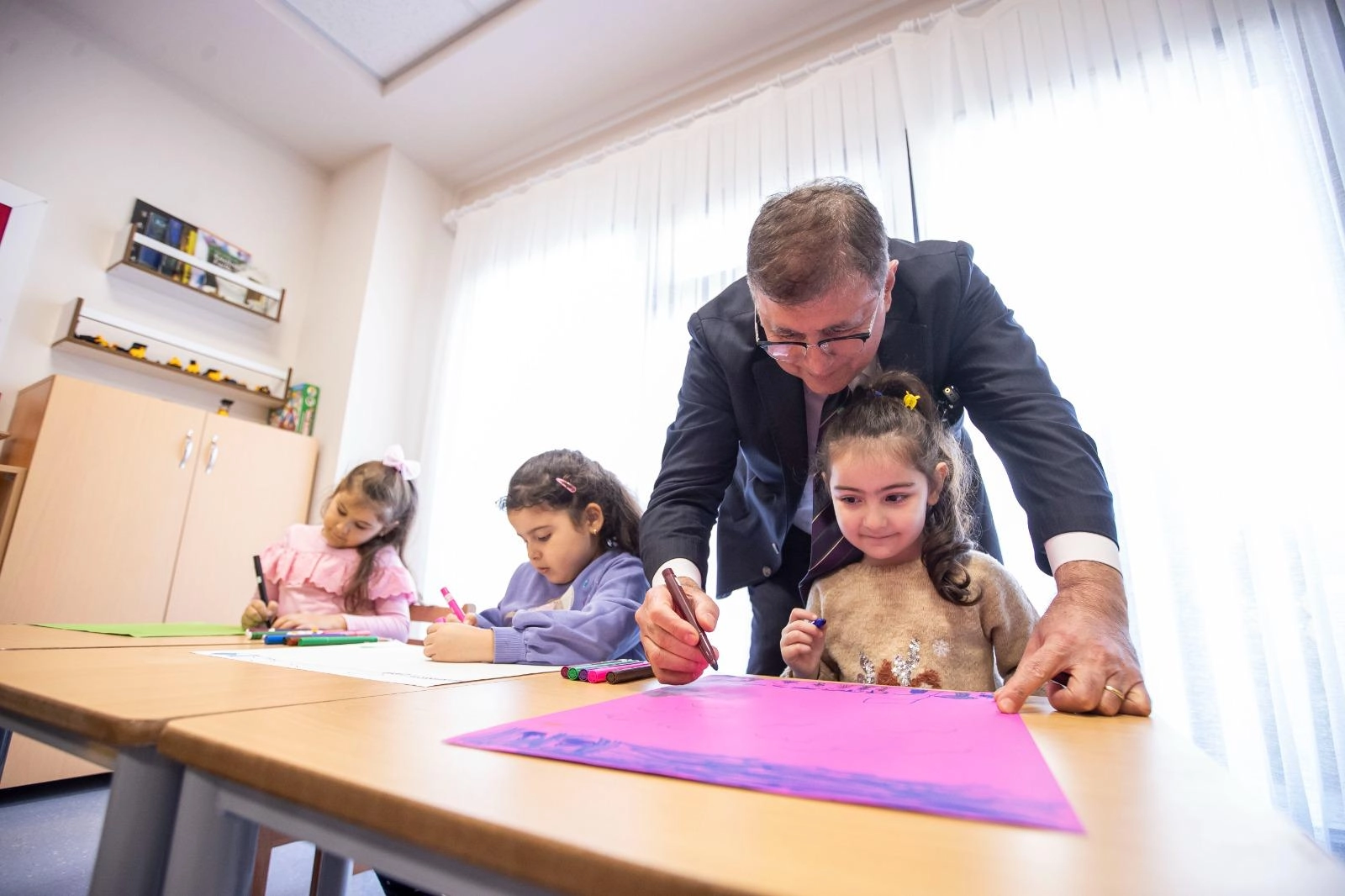 İzmir'de Sosyal Hizmet Etkinlik Merkezleri'nde 2026-2027 dönemi için çocuk kayıt başvurularının başladığını gösteren görsel.