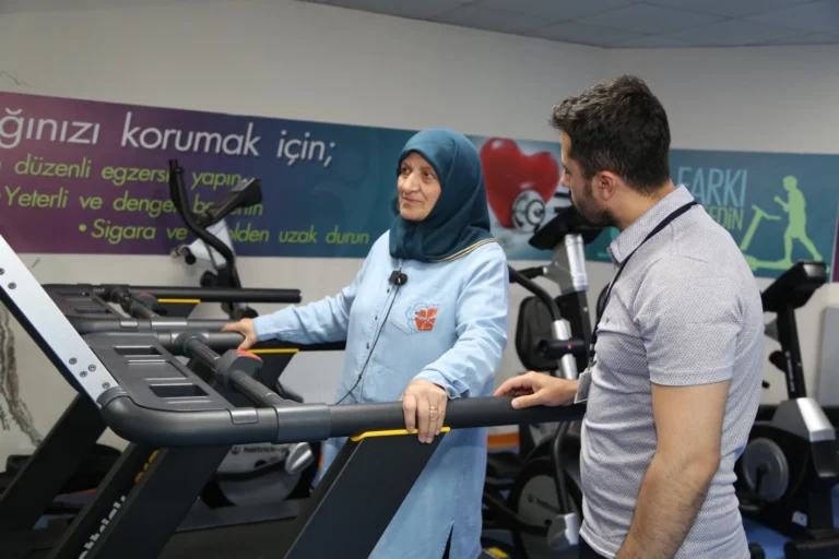 Erzurum'da 80 yaş üstü vatandaşlara sağlıklı yaşam eğitimi ve hareketlilik değerlendirmesi yapıldı