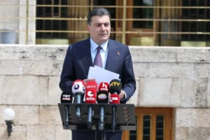CHP İstanbul Milletvekili Zeynel Emre, Parti Meclisi'nin düştüğünü iddia ederek olağanüstü kurultay çağrısı yapıyor.