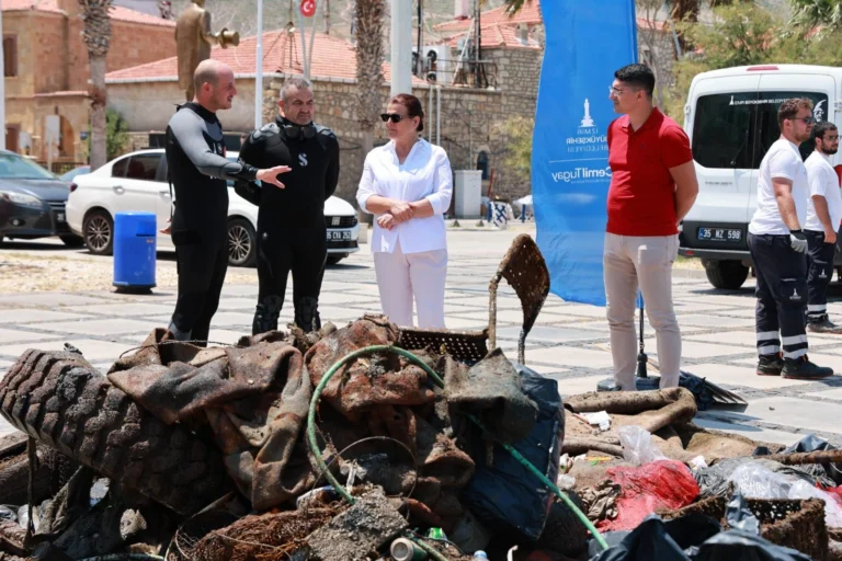 Yeni Foça'da denizden çıkarılan atıkların sergilendiği çevre etkinliği