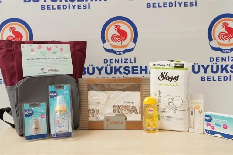 Denizli Büyükşehir Belediyesi'nin dar gelirli ailelere yönelik bebek bezi ve bebek çantası dağıtımını gösteren görsel.