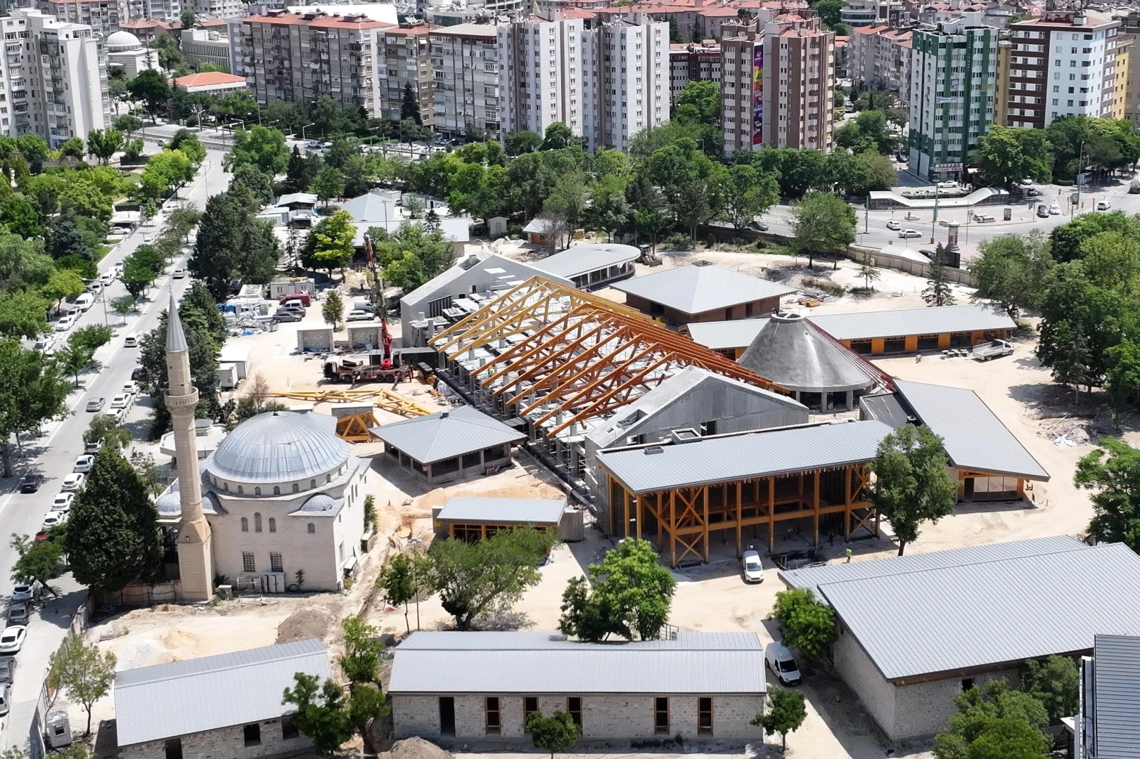 Konya Şehir Kütüphanesi inşaatından genel bir görünüm ve tamamlanma durumu.