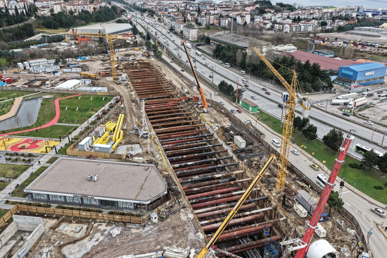 Kocaeli Körfezray Metro Hattı inşaatında TBM'lerin yeraltı kazı çalışmaları devam ediyor.