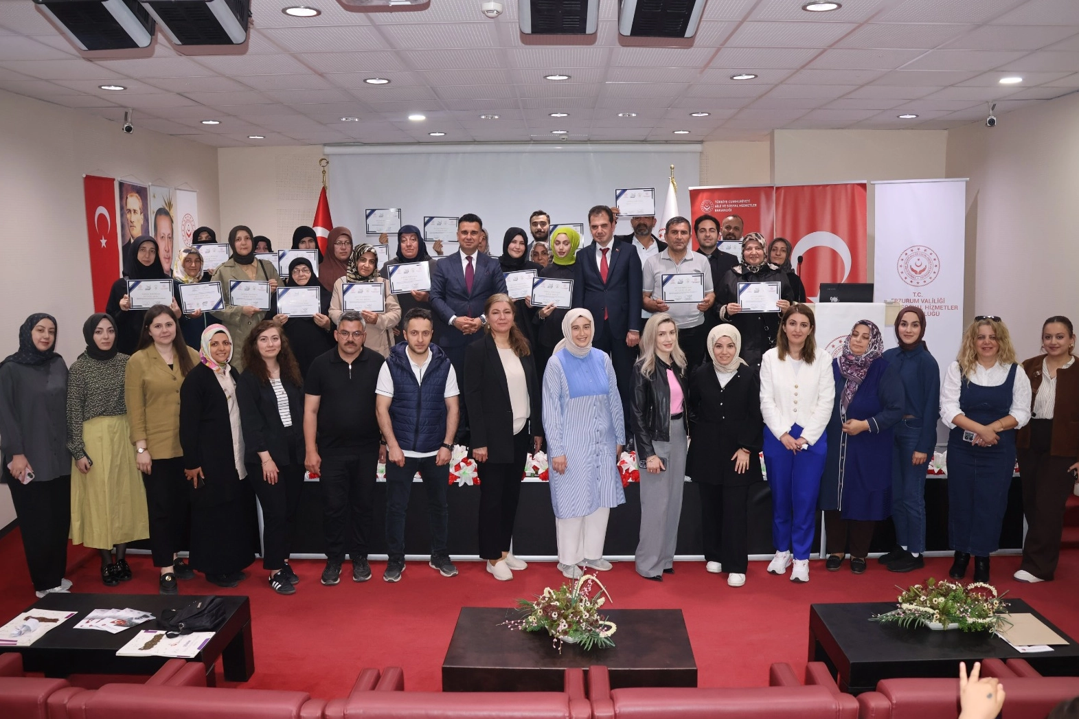 Erzurum'da Benim Köklü Ailem Projesi kapsamında düzenlenen sertifika töreni
