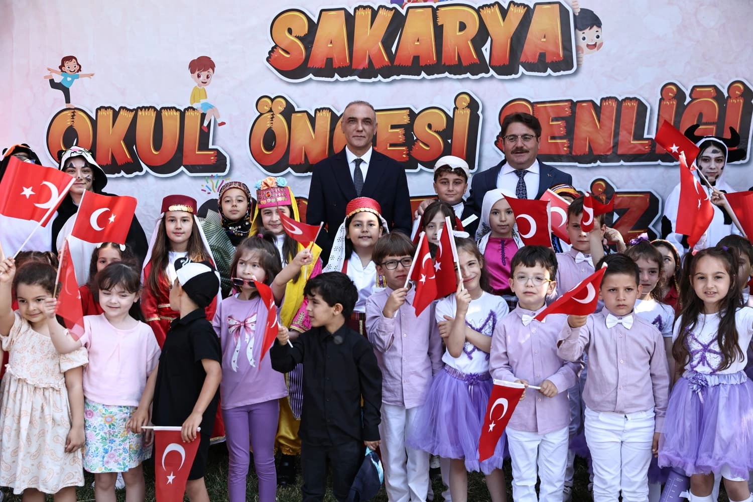 Sakarya'da düzenlenen okul öncesi şenliğinde çocuklar çeşitli atölyelerde eğleniyor ve öğreniyor.